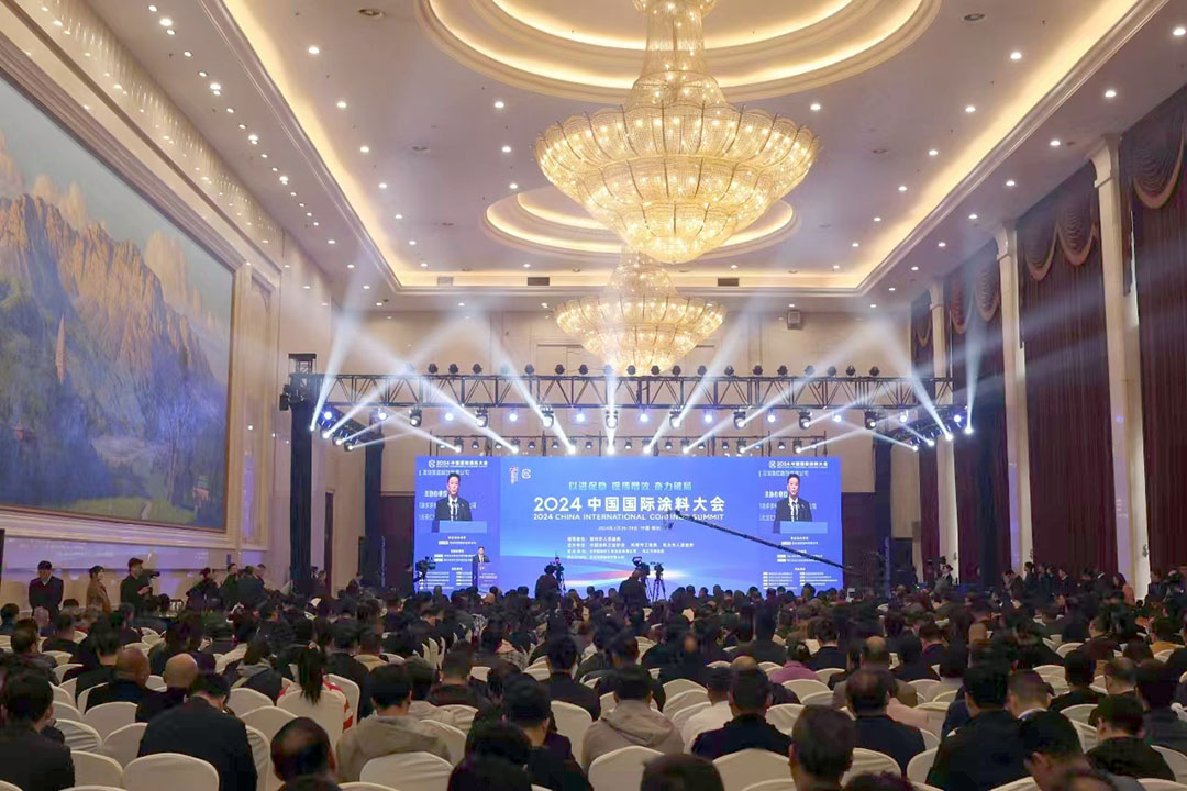 春滿四澤，萬(wàn)象更新。3月26-28日，在社會(huì)各界和涂料全產(chǎn)業(yè)鏈的熱切期盼和矚目下，2024中國(guó)國(guó)際涂料大會(huì)在國(guó)家中心城市鄭州盛大召開(kāi)。來(lái)自國(guó)家部委、地方政府領(lǐng)導(dǎo)、專(zhuān)家學(xué)者、涂料上下游產(chǎn)業(yè)鏈企業(yè)約1530名代表參加了本次大會(huì)。